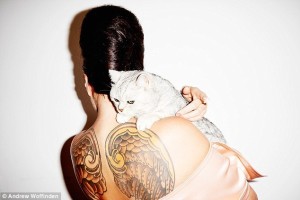 279B367400000578-3038620-The_TV_chef_seen_baring_her_back_tattoo_with_pet_cat_Kimchi_says-a-2_1429774087754